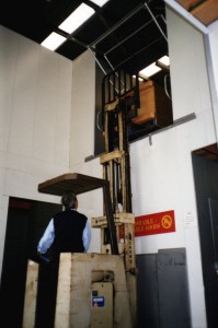 Small Hydraulic Electric Wall Mounted Warehouse Pallet Lift